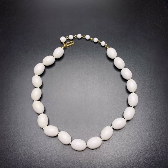 Vintage Trifari White Beaded Necklace Bracelet Set - Picture 5 of 6